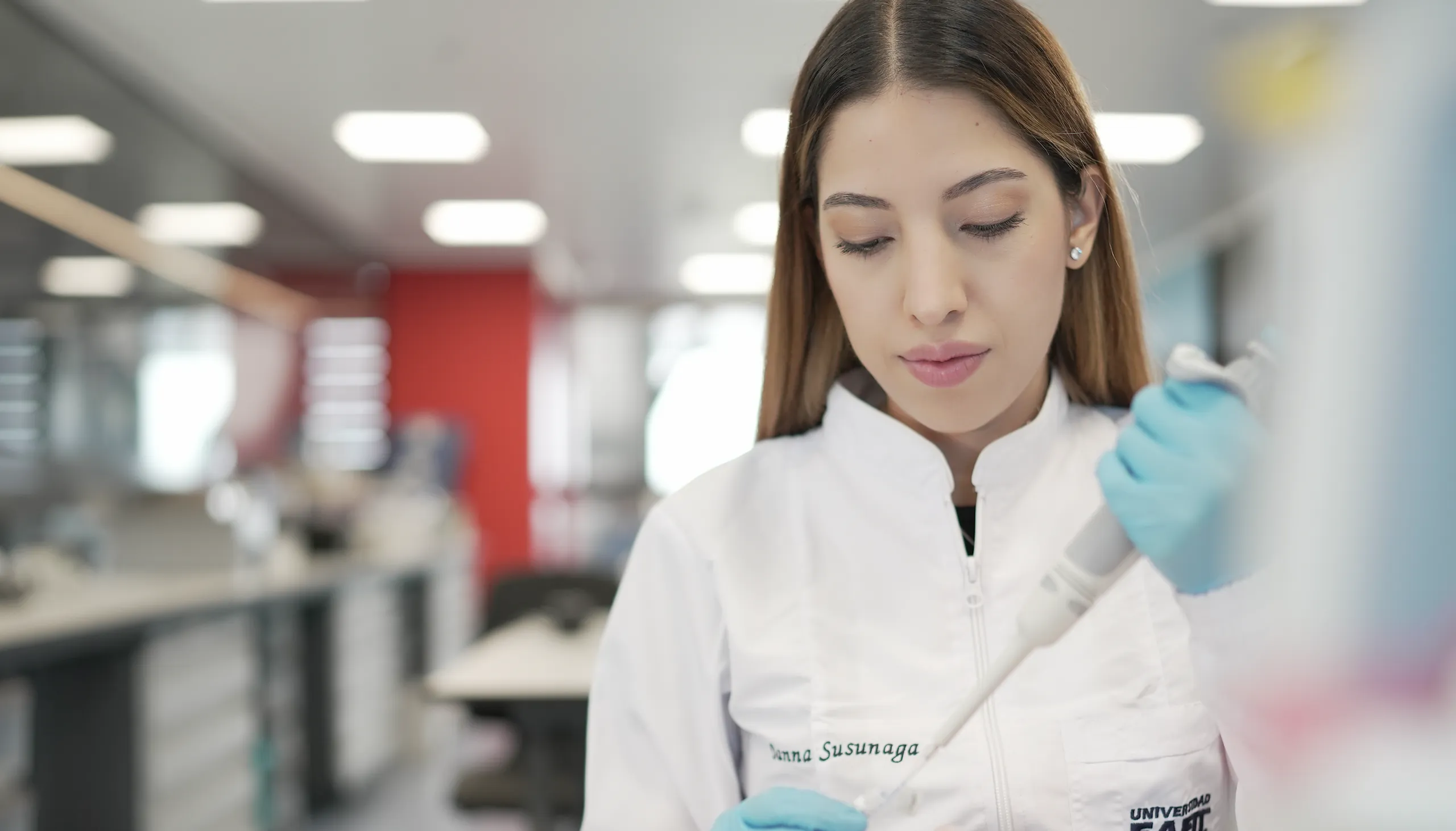 Danna Susunaga, investigadora de Vitra, pipetea muestras en el laboratorio de la Universidad EAFIT.